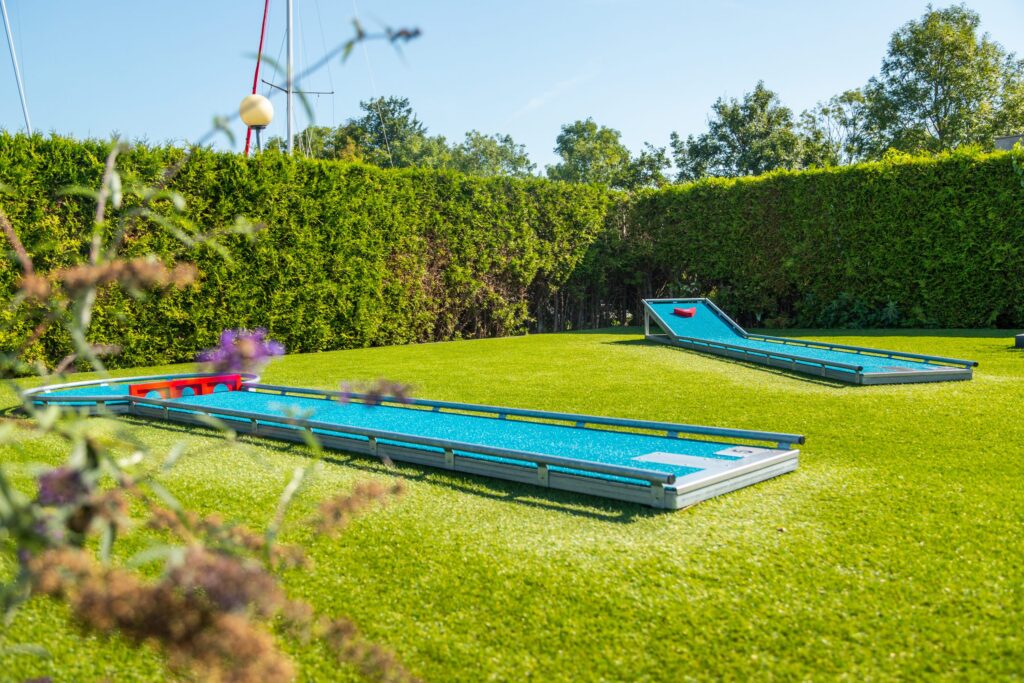 Minigolfanlage mit grünem Rasen bei De Brekken