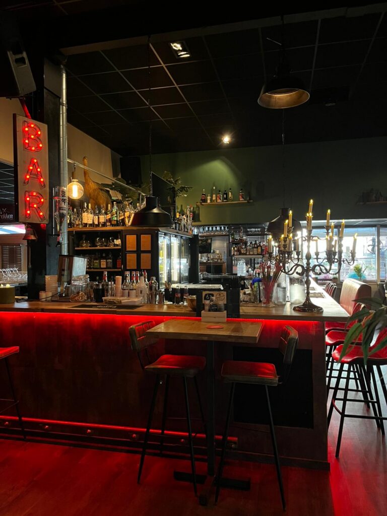 Gezellige bar met rode verlichting bij De Brekken